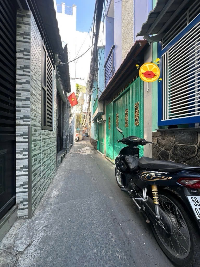 Bán nhà Đoàn văn Bơ; 24m2; 3 tầng; 2PN; 5 phút đến quận 1; sổ hồng hoàn công