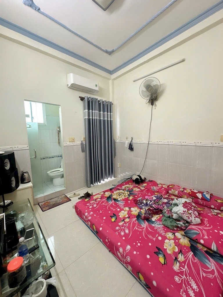 Bán nhà Đoàn văn Bơ; 24m2; 3 tầng; 2PN; 5 phút đến quận 1; sổ hồng hoàn công