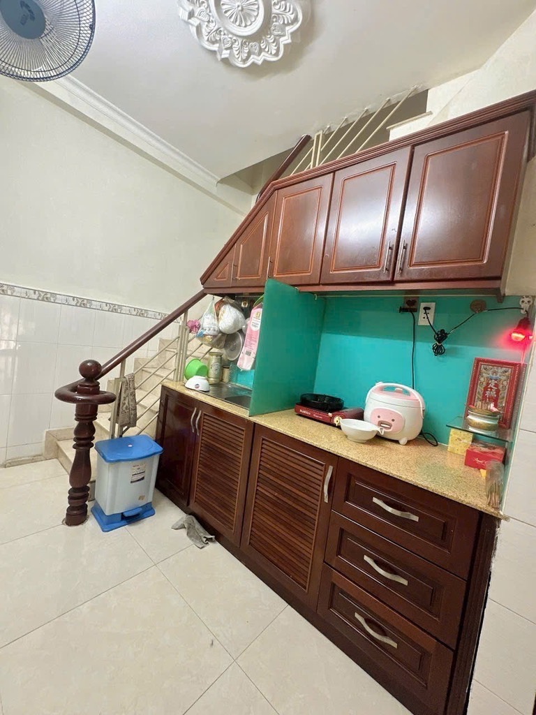 Bán nhà Đoàn văn Bơ; 24m2; 3 tầng; 2PN; 5 phút đến quận 1; sổ hồng hoàn công