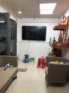 bán nhà Trần Xuân Soạn (xe hơi sát cửa); 3.9x13m; thu nhập 20tr/tháng; sổ hồng; 6,7 tỷ