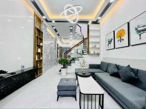 NGUỴ NGƯ THANH XUÂN Ô TÔ TRÁNH - LÀM TRỤ SỞ VĂN PHÒNG CTY QUÁ ĐỈNH