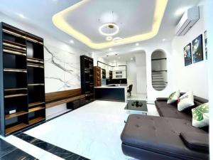 LÁNG THƯỢNG ĐỐNG ĐA – KINH DOANH SẦM UẤT – VỈA HÈ ĐÁ BÓNG