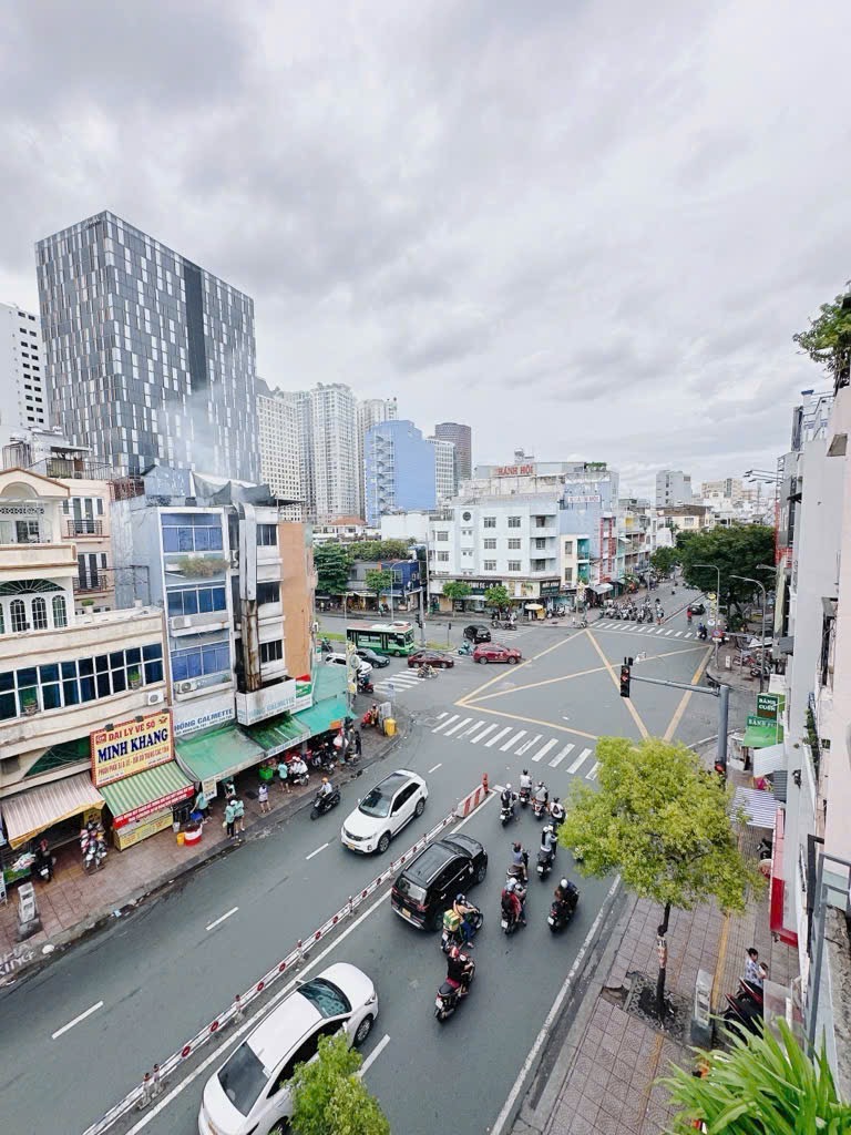 Chính chủ bán nhà góc 2 mặt tiền VIP. Hoàng Diệu, ngã tư Đoàn Văn Bơ, trung tâm quận 4