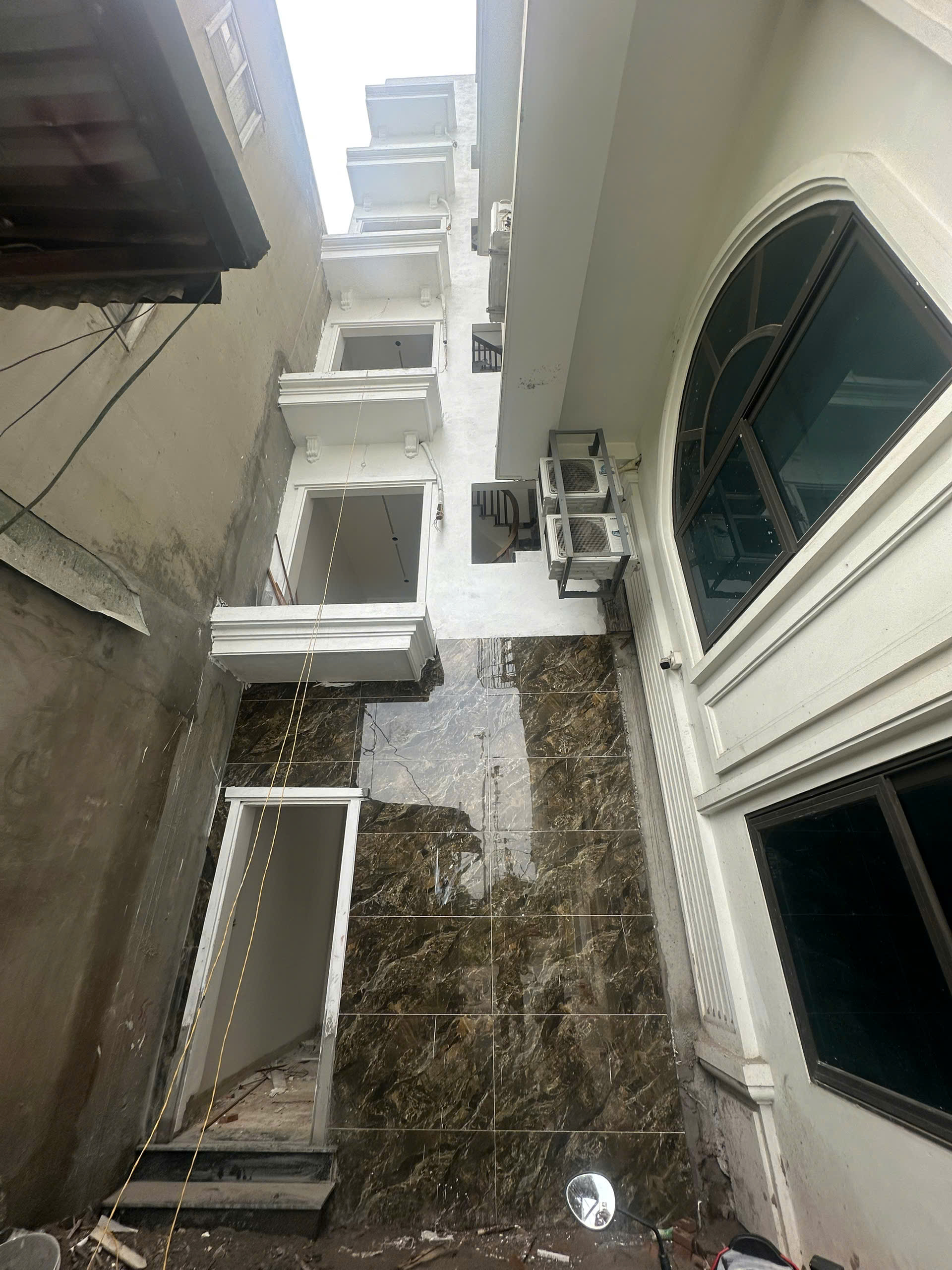 NHÀ ĐẸP  - GẦN PHỐ - Ở NGAY - TIỆN ÍCH ĐẦY ĐỦ