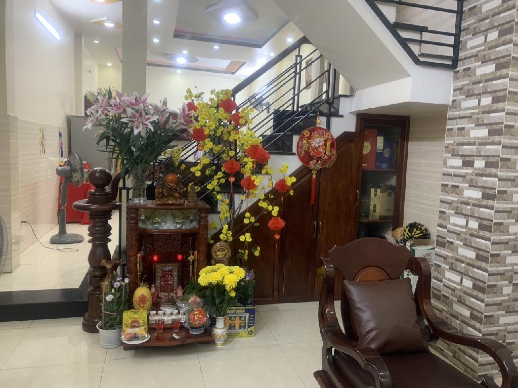 NHÀ 3 TẦNG HXH THÔNG  Đường Lê Thị Hoa - Tp Thủ Đức, Kết cấu: BTCT 3 tầng, Pk, 4 PN, 2 WC, bếp, bancong, sân thượng trước sau.