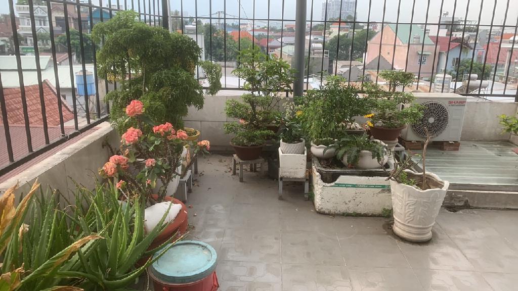 NHÀ 3 TẦNG HXH THÔNG  Đường Lê Thị Hoa - Tp Thủ Đức, Kết cấu: BTCT 3 tầng, Pk, 4 PN, 2 WC, bếp, bancong, sân thượng trước sau.