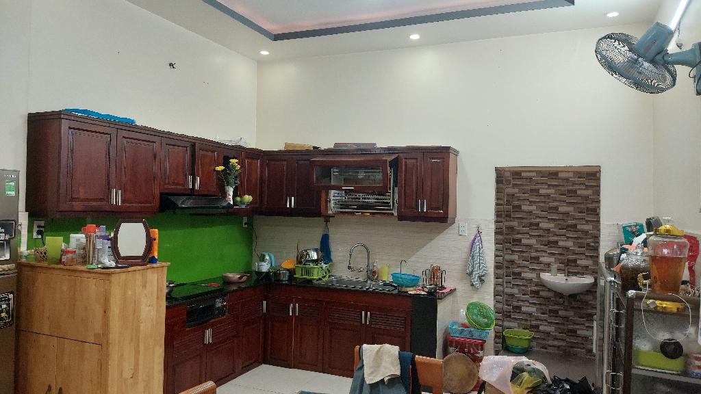 NHÀ 3 TẦNG HXH THÔNG  Đường Lê Thị Hoa - Tp Thủ Đức, Kết cấu: BTCT 3 tầng, Pk, 4 PN, 2 WC, bếp, bancong, sân thượng trước sau.