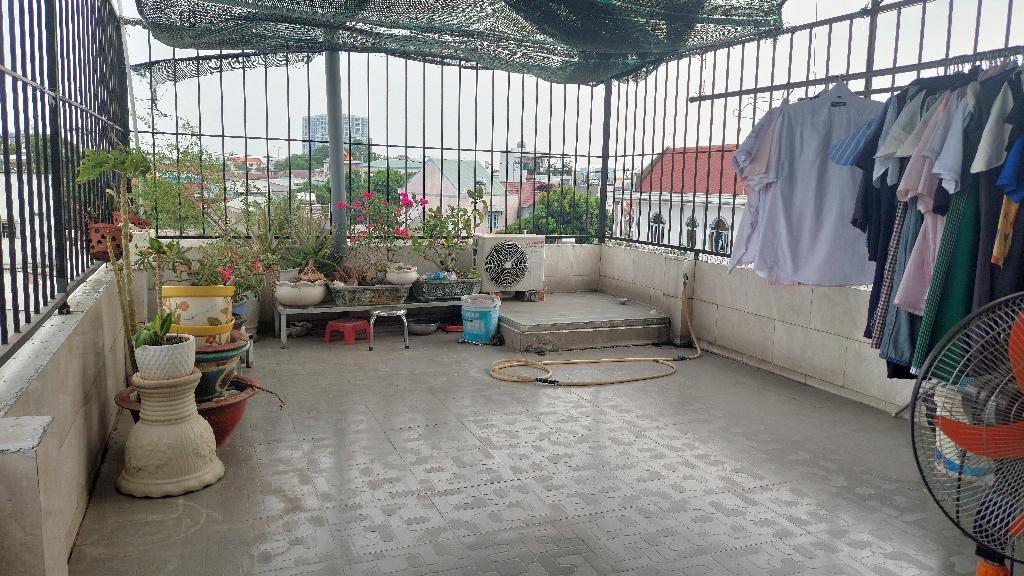 NHÀ 3 TẦNG HXH THÔNG  Đường Lê Thị Hoa - Tp Thủ Đức, Kết cấu: BTCT 3 tầng, Pk, 4 PN, 2 WC, bếp, bancong, sân thượng trước sau.