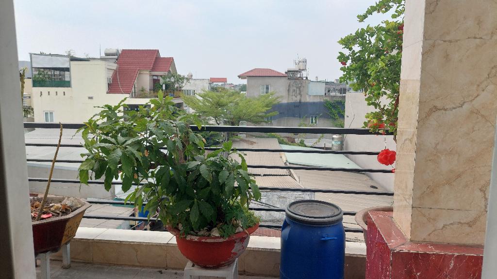 NHÀ 3 TẦNG HXH THÔNG  Đường Lê Thị Hoa - Tp Thủ Đức, Kết cấu: BTCT 3 tầng, Pk, 4 PN, 2 WC, bếp, bancong, sân thượng trước sau.