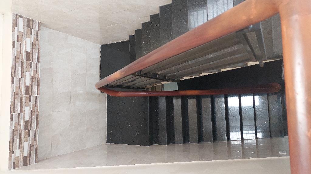 NHÀ 3 TẦNG HXH THÔNG  Đường Lê Thị Hoa - Tp Thủ Đức, Kết cấu: BTCT 3 tầng, Pk, 4 PN, 2 WC, bếp, bancong, sân thượng trước sau.