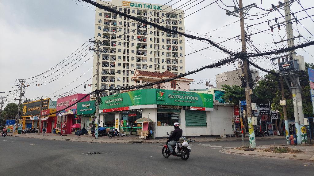 NHÀ 3 TẦNG HXH THÔNG  Đường Lê Thị Hoa - Tp Thủ Đức, Kết cấu: BTCT 3 tầng, Pk, 4 PN, 2 WC, bếp, bancong, sân thượng trước sau.