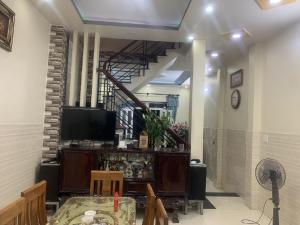 NHÀ 3 TẦNG HXH THÔNG Đường Lê Thị Hoa - Tp Thủ Đức, Kết cấu: BTCT 3 tầng, Pk, 4 PN, 2 WC, bếp, bancong, sân thượng trước sau.