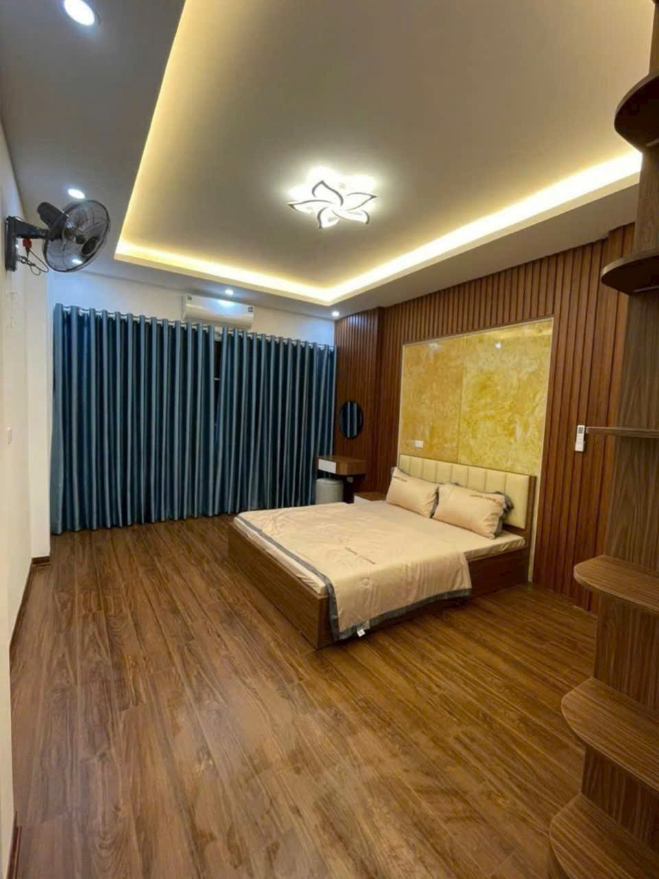 Bán nhà đường Hoàng Mai