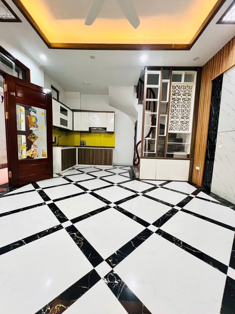 Bán nhà Lạc Long Quân 35m2 nhỉnh 7 tỷ