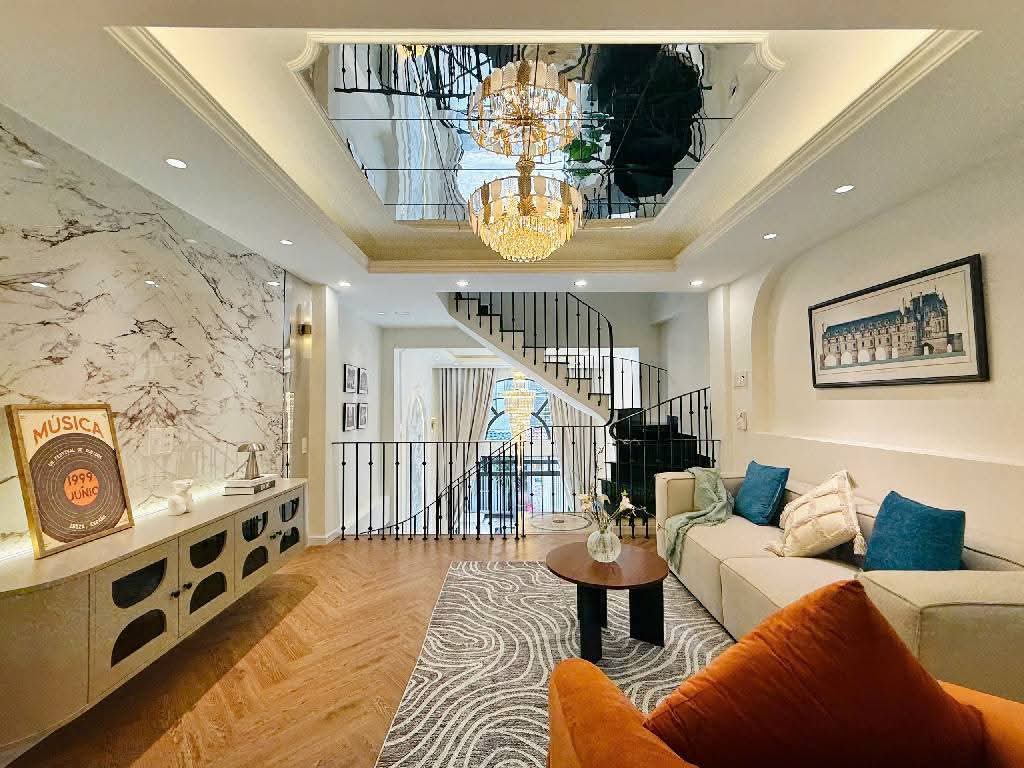 Chỉ 9.x Tỷ nhà 40m²x5 tầng, thang máy, ngõ 7m phân lô quân đội, Hoàng Mai giáp Thanh Xuân