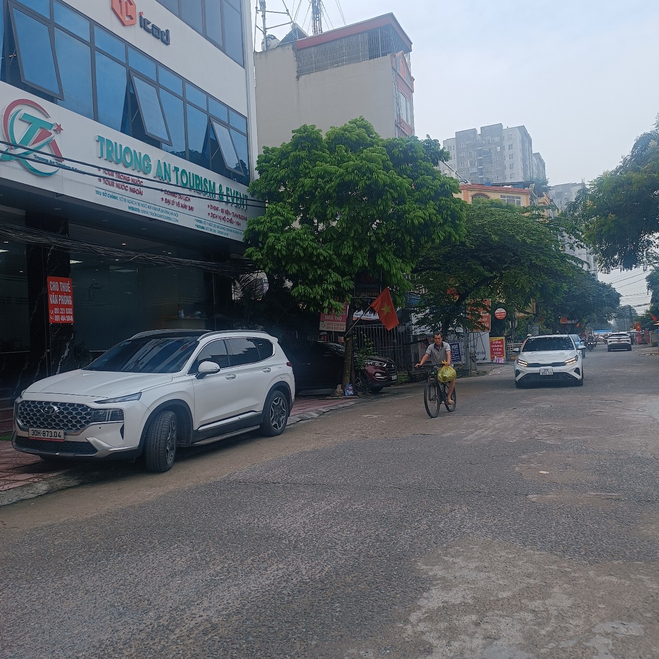 Mặt phố Kim Giang gần cầu Kim Giang, 45m2 x5 tầng , vỉa hè 8m siêu thoáng, giá 18.x tỷ