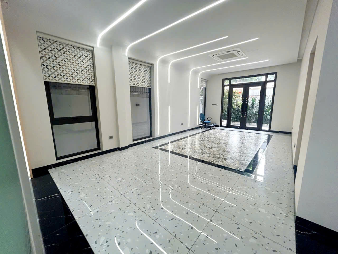 Bán nhà 50x5 tầng ngõ 279 Đội Cấn ô tô đỗ cửa