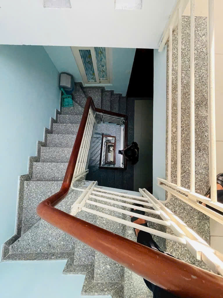 BÁN NHÀ NHỎ NHƯNG CÓ VÕ - CÒN XÓT LẠI , NHÀ 5 TẦNG - QUẬN 7