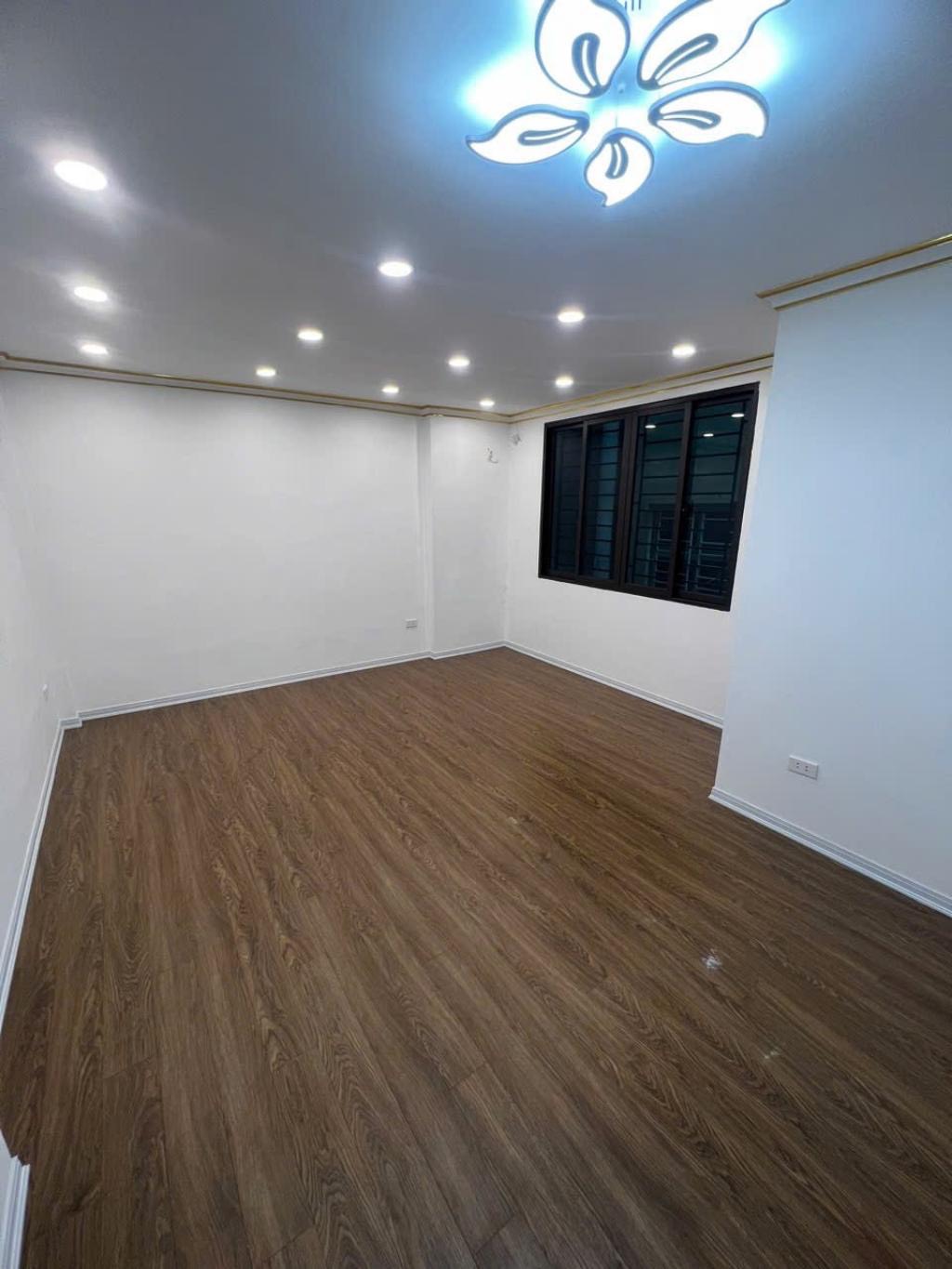 Đối diện ĐH Thương Mại - Chỉ 7,x tỷ - 6 tầng MT 7m - Nhà mới đẹp long lanh