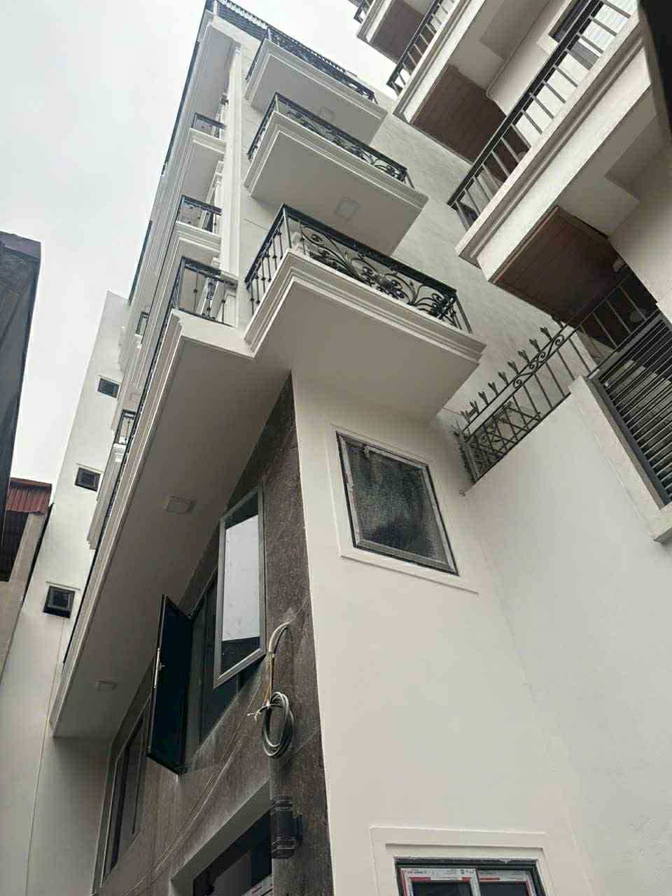 Lô góc – Nhà mới tinh, xây 6 tầng hiện đại – Cách ô tô tránh chỉ vài bước chân!