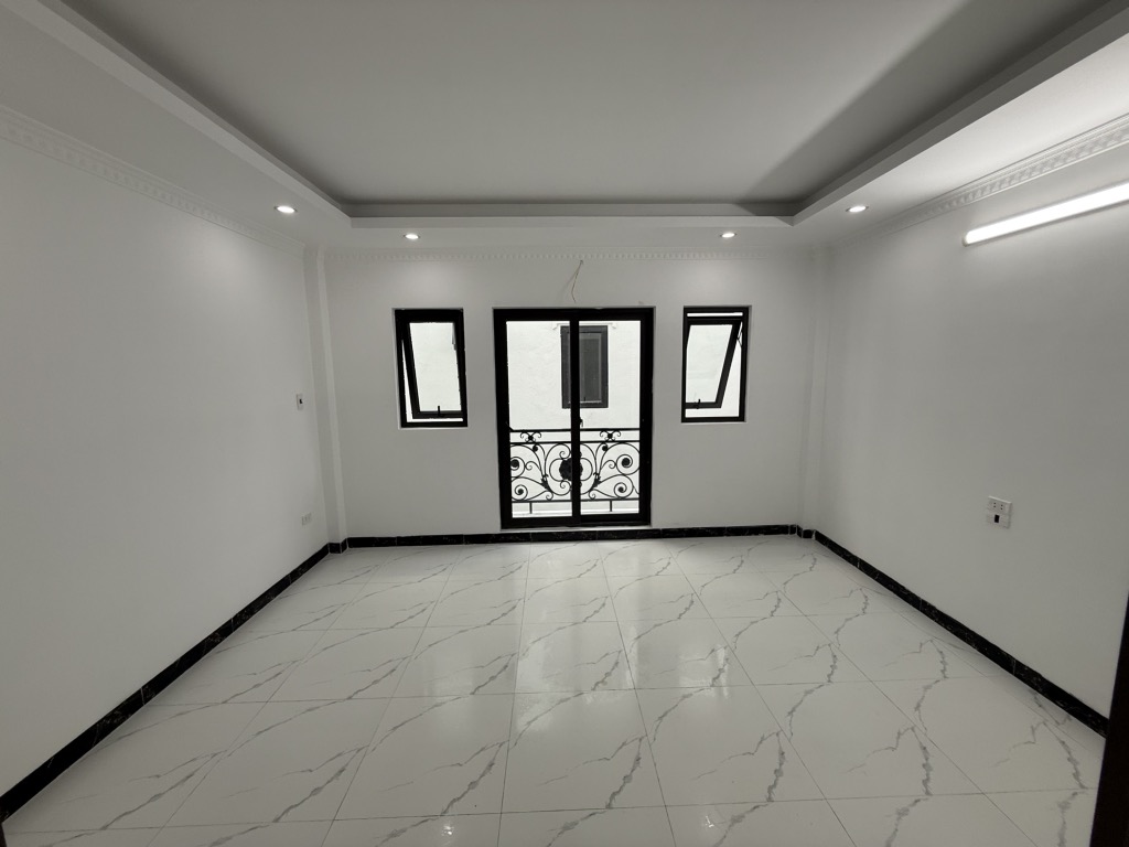 BÁN NHÀ LONG BIÊN MỚI ĐẸP - VỈA HÈ Ô TÔ ĐỖ NGỦ TRONG NHÀ