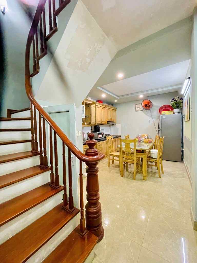 CON CHƠI CỜ BẠC VỠ NỢ CẦN TIỀN BÁN GẤP - NHÀ SIÊU ĐẸP TRUNG TÂM QUẬN CẦU GIẤY - TẶNG FULL NỘI THẤT - SỔ ĐỎ CHÍNH CHỦ-20M RA Ô TÔ 