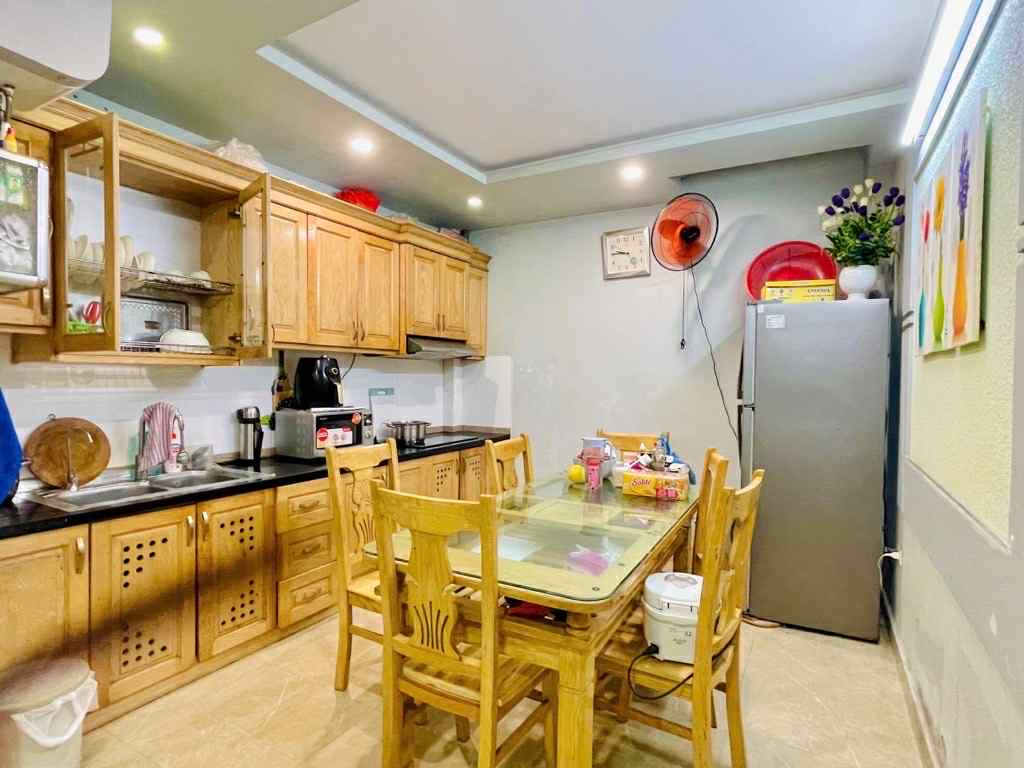CON CHƠI CỜ BẠC VỠ NỢ CẦN TIỀN BÁN GẤP - NHÀ SIÊU ĐẸP TRUNG TÂM QUẬN CẦU GIẤY - TẶNG FULL NỘI THẤT - SỔ ĐỎ CHÍNH CHỦ-20M RA Ô TÔ 