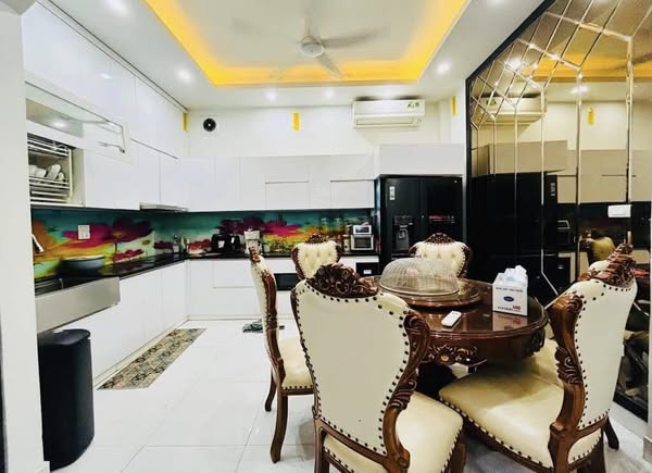 Bán nhà phố Yên Lạc quận Hai Bà Trưng rộng thông nhà tuyệt đẹp ô tô đỗ cửa sổ vuông ở sướng