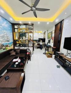 Bán nhà phố Yên Lạc quận Hai Bà Trưng rộng thông nhà tuyệt đẹp ô tô đỗ cửa sổ vuông ở sướng