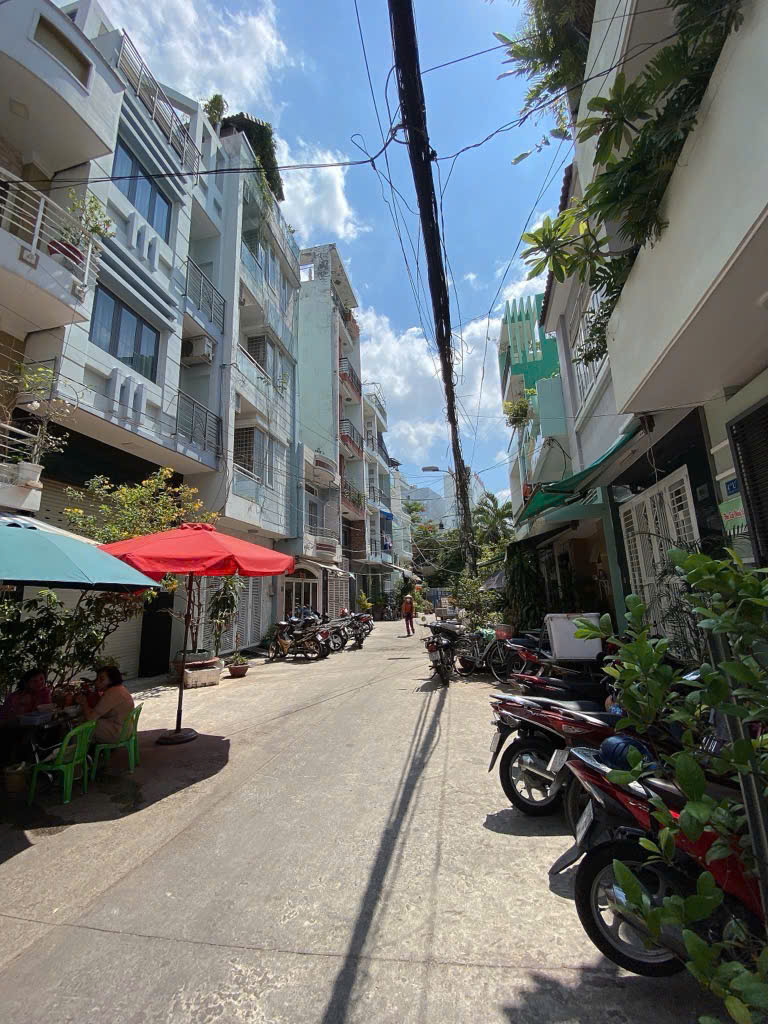 Nhà hẻm , gần chợ 8.8 tỷ