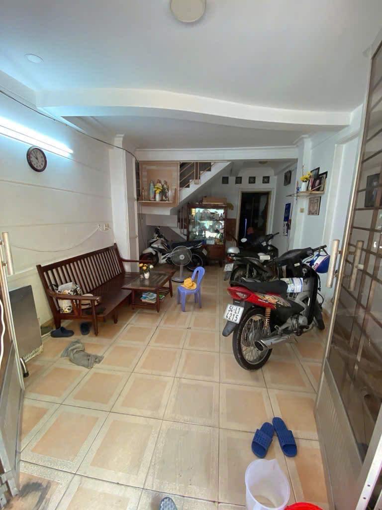 Nhà hẻm , gần chợ 8.8 tỷ