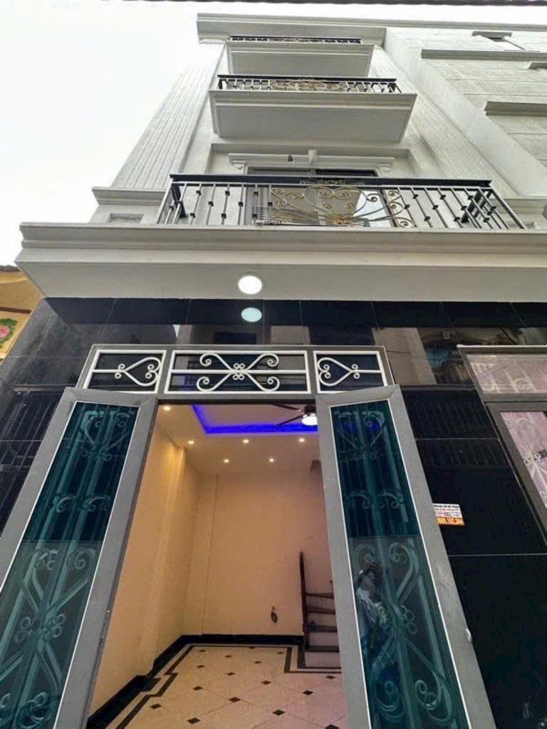 Siêu phẩm lô góc ô tô đỗ cửa