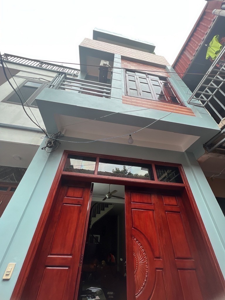 Nhà xây 3 tầng cực kỳ chắc chắn, còn rất mới khách chỉ việc xách Vali về ở.- Tầng 1: Phòng khách, phòng ăn,