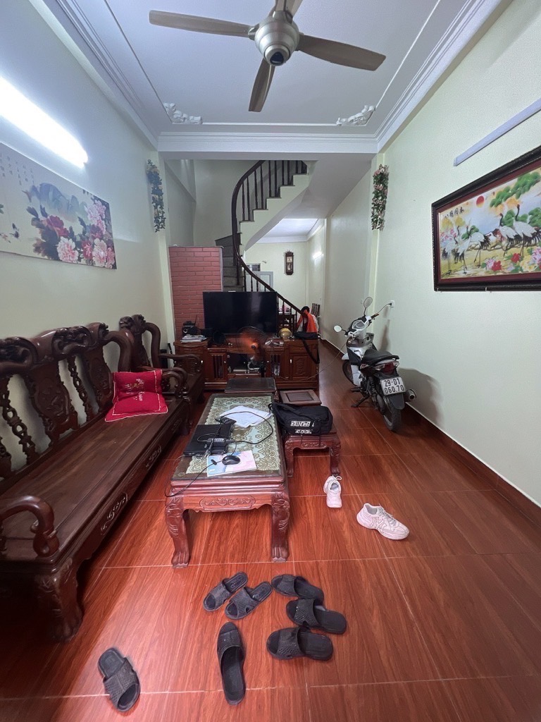 Nhà xây 3 tầng cực kỳ chắc chắn, còn rất mới khách chỉ việc xách Vali về ở.- Tầng 1: Phòng khách, phòng ăn,