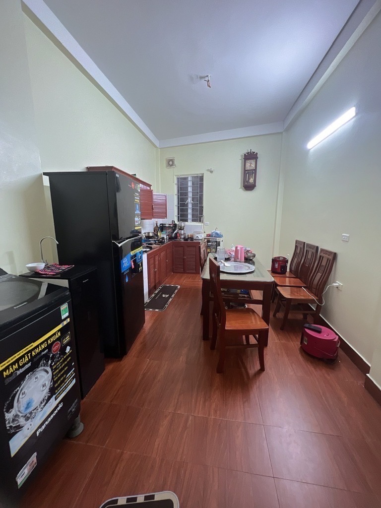 Nhà xây 3 tầng cực kỳ chắc chắn, còn rất mới khách chỉ việc xách Vali về ở.- Tầng 1: Phòng khách, phòng ăn,
