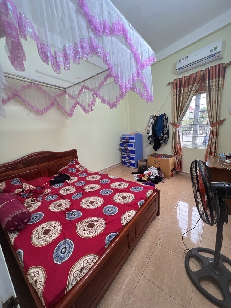 Nhà xây 3 tầng cực kỳ chắc chắn, còn rất mới khách chỉ việc xách Vali về ở.- Tầng 1: Phòng khách, phòng ăn,