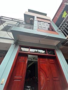 Nhà xây 3 tầng cực kỳ chắc chắn, còn rất mới khách chỉ việc xách Vali về ở.- Tầng 1: Phòng khách, phòng ăn,