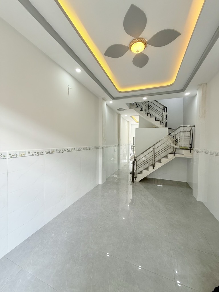 Nhà đẹp căn góc nở hậu, hẻm xe hơi con thông thoáng, gần ngay mặt tiền đường huyết mạch, 2 tầng, Âu Cơ, 74m2 ( 4x18,5 ), Tân Phú, chỉ 5 tỷ
