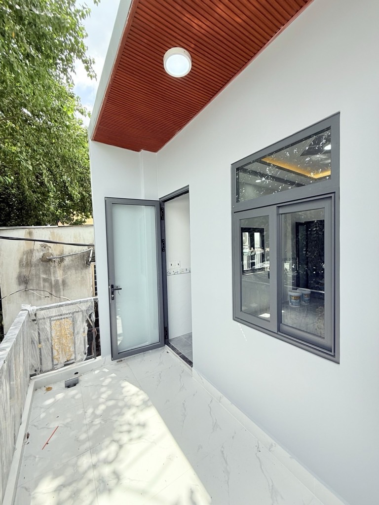 Nhà đẹp căn góc nở hậu, hẻm xe hơi con thông thoáng, gần ngay mặt tiền đường huyết mạch, 2 tầng, Âu Cơ, 74m2 ( 4x18,5 ), Tân Phú, chỉ 5 tỷ