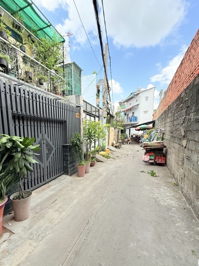 Nhà đẹp căn góc nở hậu, hẻm xe hơi con thông thoáng, gần ngay mặt tiền đường huyết mạch, 2 tầng, Âu Cơ, 74m2 ( 4x18,5 ), Tân Phú, chỉ 5 tỷ