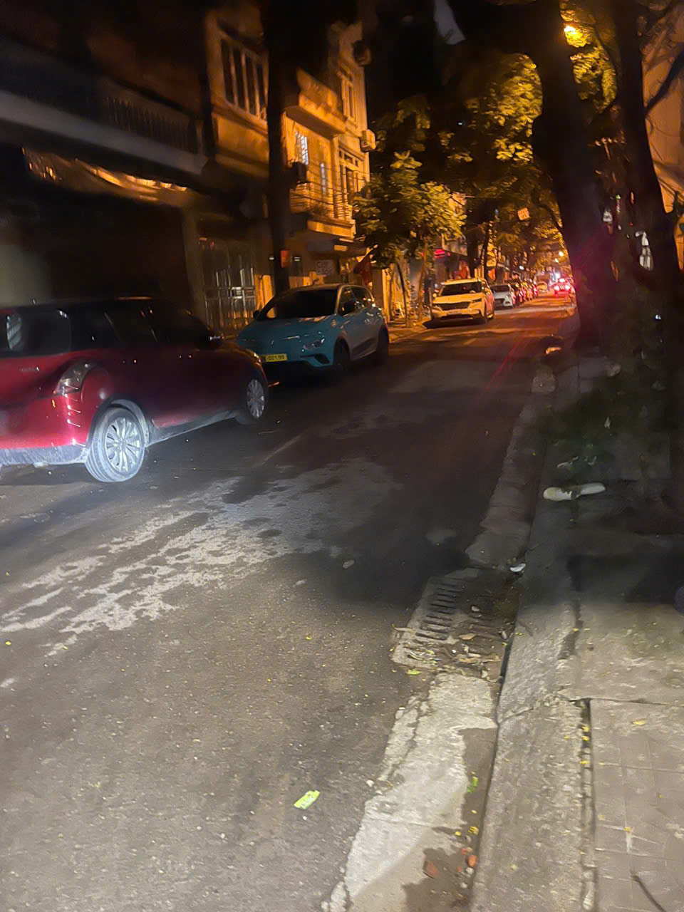 Cách Hồ Tây 2Km Bán Nhà 5 Tầng Diện Tích 74m2 giá chỉ 8,5 tỷ.