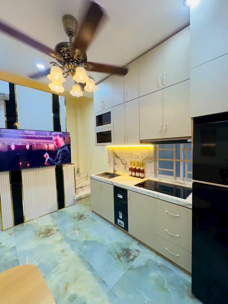 NHÀ ĐẸP FULL NỘI THẤT 2 PN 3 TẦNG VÀO Ở NGAY GẦN LÝ THƯỜNG KIỆT CHỈ NHỈNH 2 TỶ