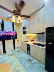 NHÀ ĐẸP FULL NỘI THẤT 2 PN 3 TẦNG VÀO Ở NGAY GẦN LÝ THƯỜNG KIỆT CHỈ NHỈNH 2 TỶ