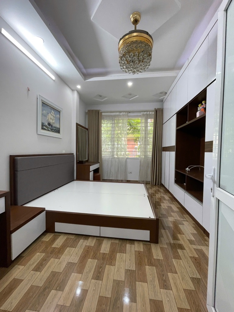 Thanh Lân chính chủ cần bán 36m×5 tầng,ngõ rộng,vài bước ra mặt phố,gần chợ ,gần trường học các cấp,nhỉnh 7 tỷ xíu.
