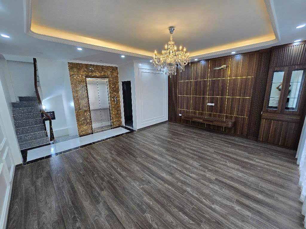 CẦN BÁN GẤP CĂN NHÀ CHÍNH CHỦ LẠC LONG QUÂN – TIỆN ÍCH – CÓ THANG MÁY – NỘI THẤT CAO CẤP – NGÕ TO Ô TÔ ĐỖ TRƯỚC NHÀ
