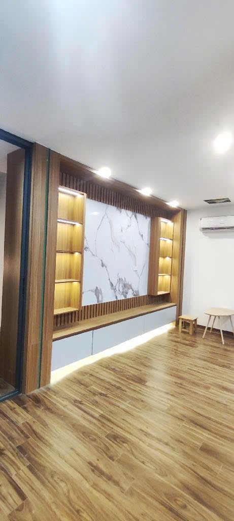 CẦN BÁN GẤP CĂN NHÀ CHÍNH CHỦ LẠC LONG QUÂN – TIỆN ÍCH – CÓ THANG MÁY – NỘI THẤT CAO CẤP – NGÕ TO Ô TÔ ĐỖ TRƯỚC NHÀ