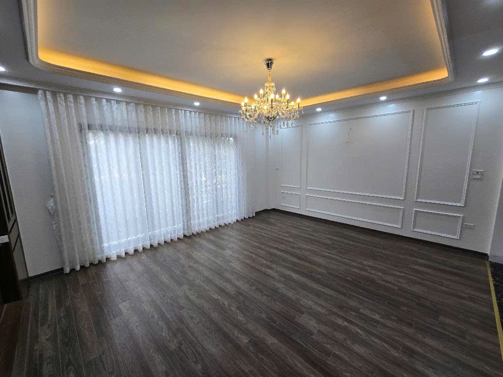 CẦN BÁN GẤP CĂN NHÀ CHÍNH CHỦ LẠC LONG QUÂN – TIỆN ÍCH – CÓ THANG MÁY – NỘI THẤT CAO CẤP – NGÕ TO Ô TÔ ĐỖ TRƯỚC NHÀ
