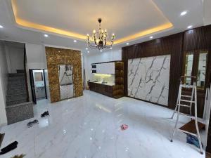 CẦN BÁN GẤP CĂN NHÀ CHÍNH CHỦ LẠC LONG QUÂN – TIỆN ÍCH – CÓ THANG MÁY – NỘI THẤT CAO CẤP – NGÕ TO Ô TÔ ĐỖ TRƯỚC NHÀ