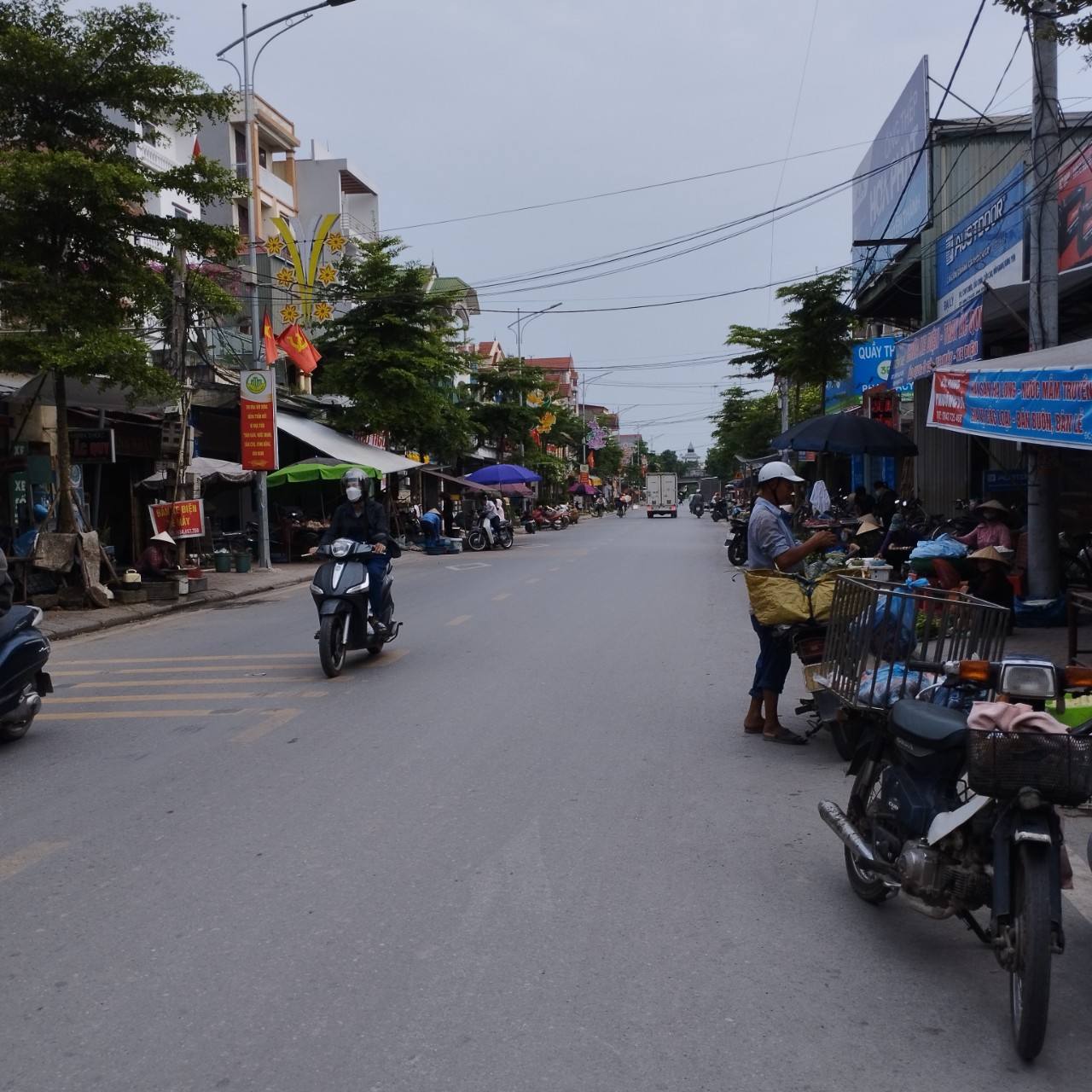 BÁN NHÀ KIÊU KỴ, XE HƠI NGỦ TRONG NHÀ. DT:74m2, MT:4,3m, GÍA:3,8tỷ.