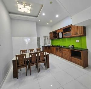BÁN NHÀ MẶT TIỀN KINH DOANG ĐƯỜNG SỐ SÁT LÂM VĂN BỀN Q7, 4X20M. GIÁ 13.3 TỶ